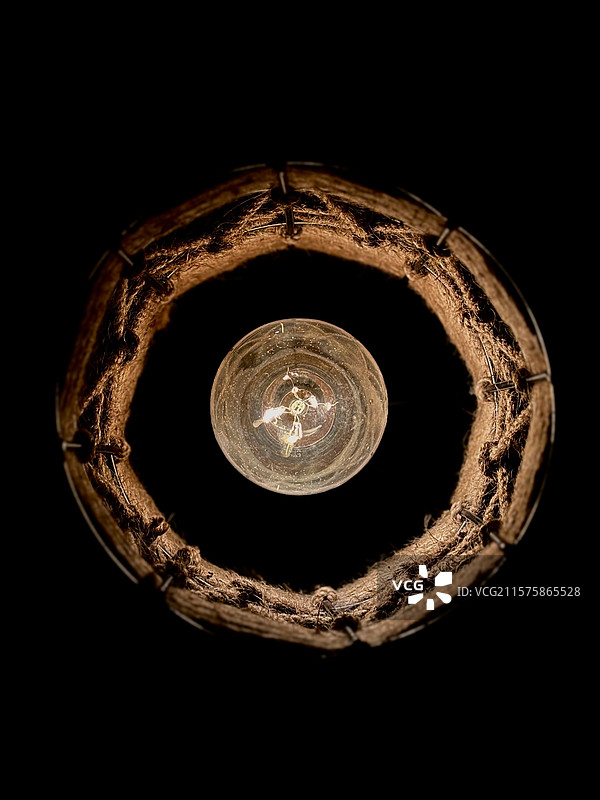 黑色背景下的发光灯泡特写，印度西孟加拉邦卡拉格普尔图片素材