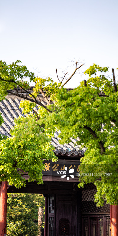 清晨纯净蓝天下的安徽蚌埠张公山公园局部建筑特写镜头图片素材