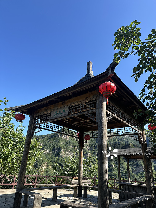 北京坡峰岭著名景区 秋枫亭图片素材