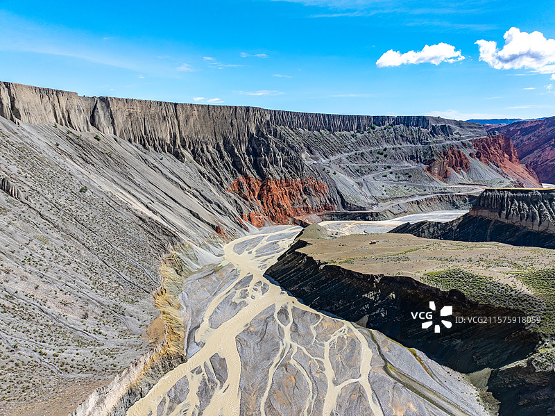航拍鸟瞰蓝天白云下的新疆塔城地区安集海大峡谷（红山大峡谷）壮美的地理地质风光图片素材
