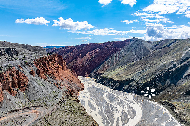 航拍鸟瞰蓝天白云下的新疆塔城地区安集海大峡谷（红山大峡谷）壮美的地理地质风光图片素材