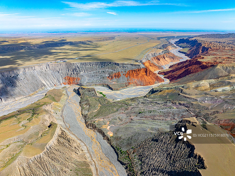 航拍鸟瞰蓝天白云下的新疆塔城地区安集海大峡谷（红山大峡谷）壮美的地理地质风光图片素材