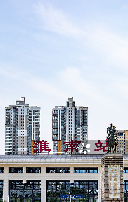 安徽淮南火车站淮南站前的淮南王刘安塑像图片素材