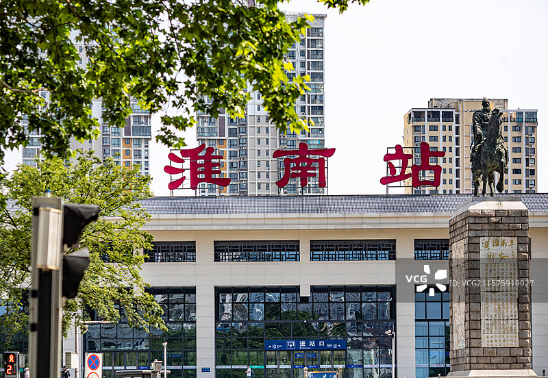 安徽淮南火车站淮南站前的淮南王刘安塑像图片素材