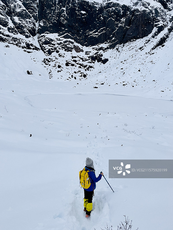 站在雪地里的高原徒步旅行者图片素材