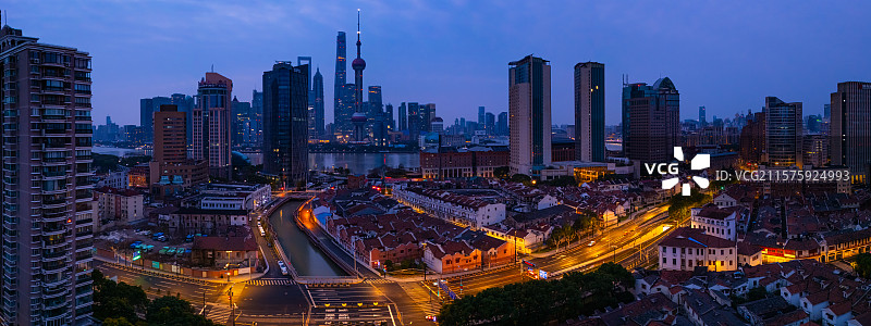 航拍上海北外滩黎明夜景图片素材