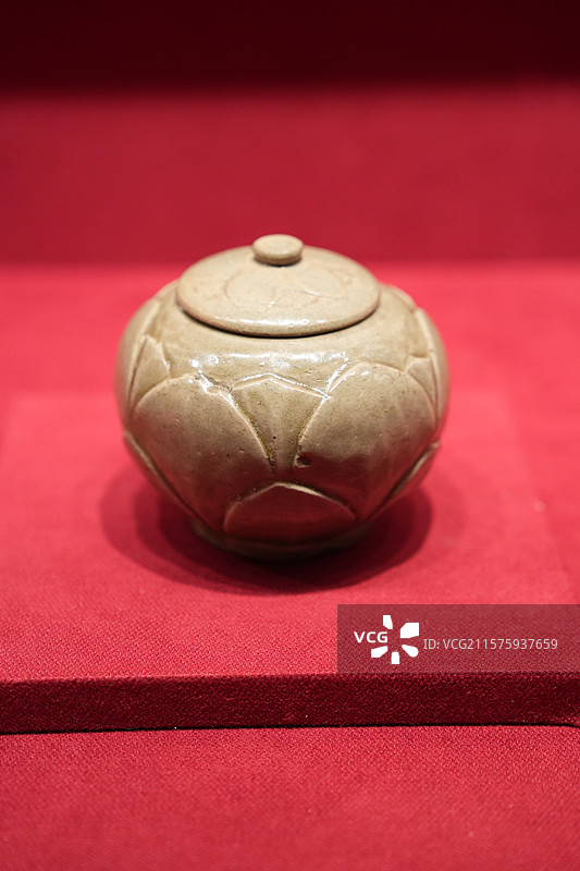 故宫博物院藏品唐代 “越窑青釉刻莲瓣纹盖罐”图片素材