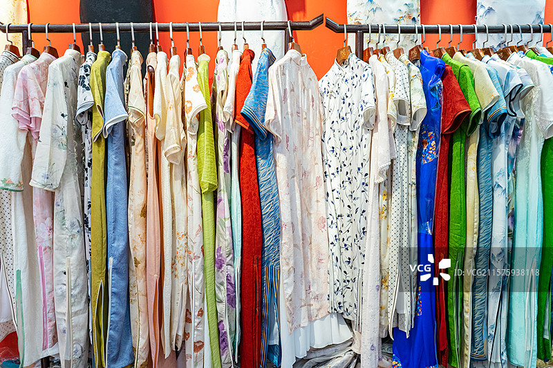 中国传统服装拍摄主题，商店里橱窗售卖里一排五颜六色的丝绸绸缎民国旗袍，室内无人图像摄影图片素材