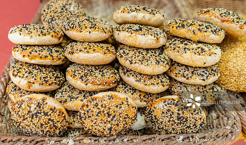 中国餐饮行业饮食产业，传统经典中国食品，货摊篮子里各种口味的芝麻马蹄烧饼，户外白昼无人图像摄影图片素材