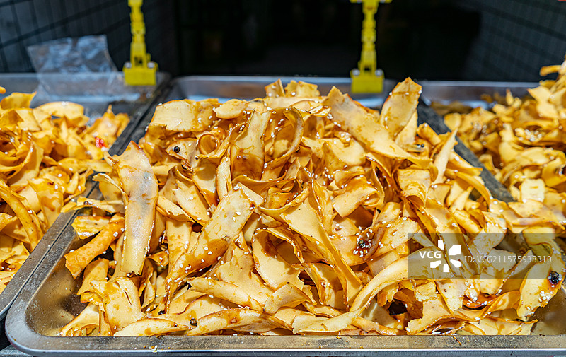 中国餐饮行业饮食产业，传统经典中国食品拍摄主题，淄博特产特色小吃炒锅饼特写，户外白昼无人图像图片素材