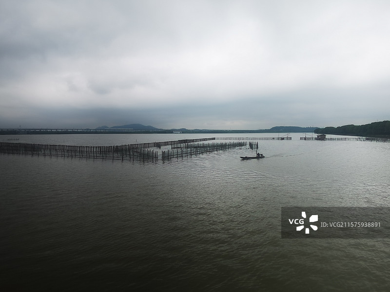 昂桑湖与渔船图片素材