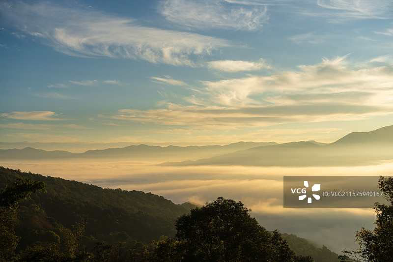 山间云海与绚烂天空景致图片素材