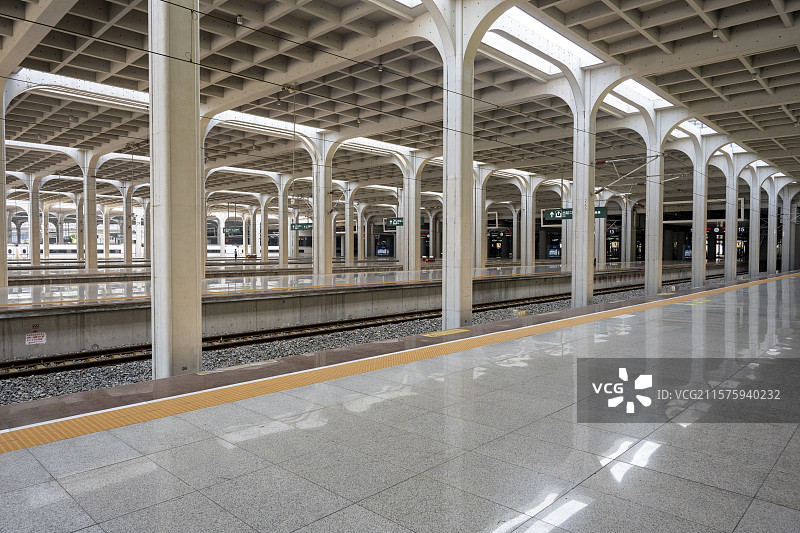 重庆西站火车站月台站台各谐号列车城市建筑铁路客运交通运输图片素材