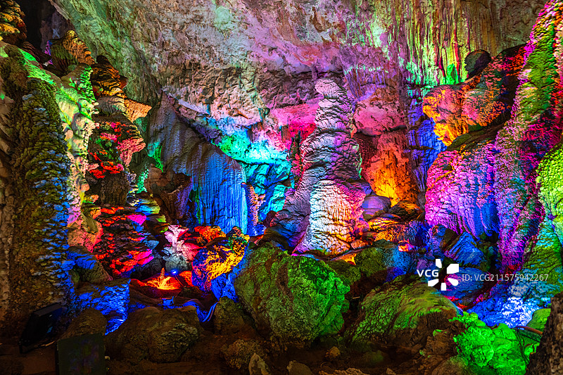 广西河池市巴马县甲篆乡百魔洞景区，百魔洞，石灰岩溶洞，巴马水晶宫，候鸟人养生地图片素材