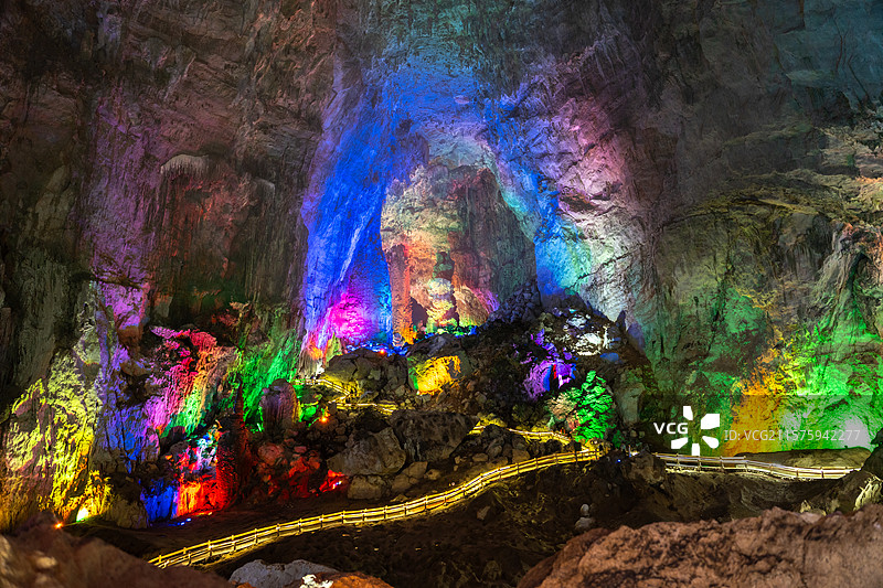 广西河池市巴马县甲篆乡百魔洞景区，百魔洞，石灰岩溶洞，巴马水晶宫，候鸟人养生地图片素材