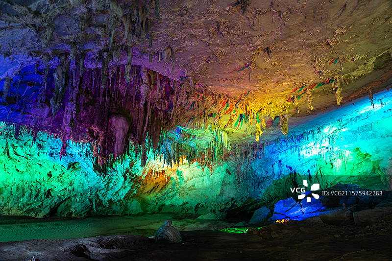 广西河池市巴马县甲篆乡百魔洞景区，百魔洞，石灰岩溶洞，巴马水晶宫，候鸟人养生地图片素材