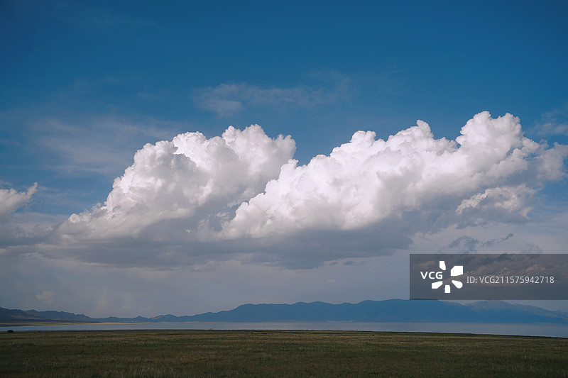 新疆赛里木湖云朵图片素材