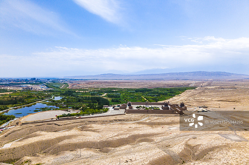 天下第一雄关嘉峪关古城楼城墙航拍图片素材