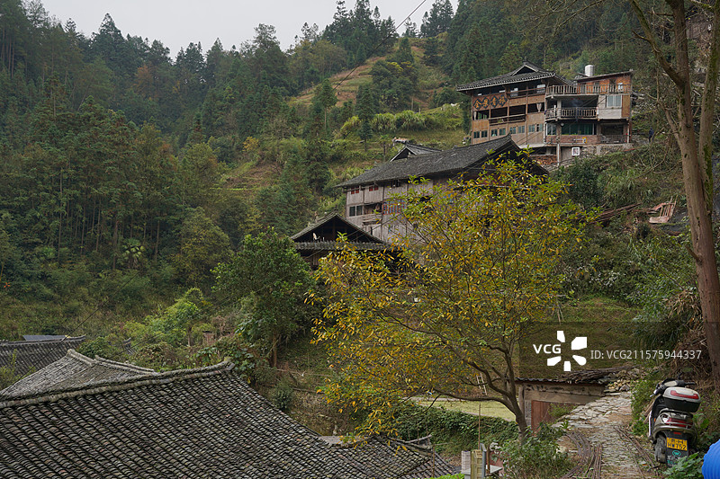 贵州黔东南朗德苗寨的高处俯视图和正面图图片素材