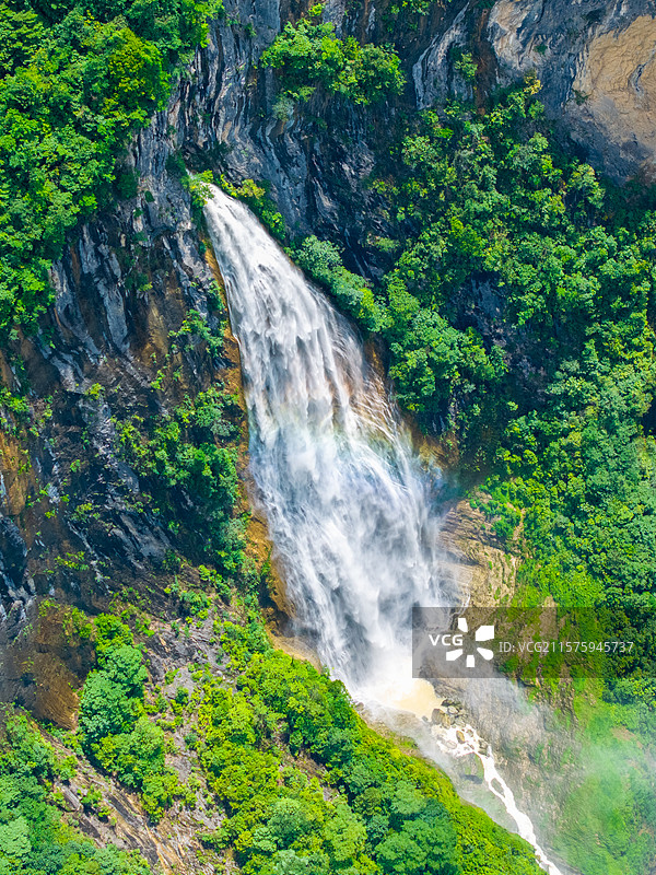 恩施鹿院坪景区雨后挂壁瀑布图片素材