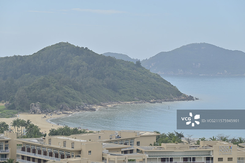 山海湾畔的度假剪影 海湾、山峦、沙滩、度假村、海滨风光、自然生态、休闲度假、旅游目的地、山海相依、人图片素材