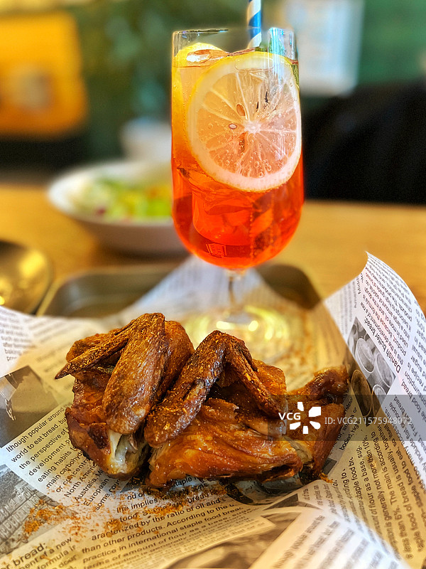 烤鸡配气泡水图片素材