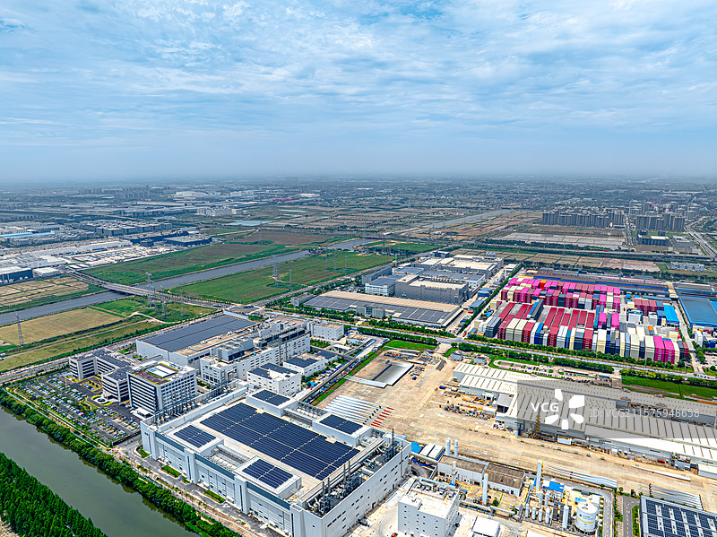 积塔半导体上海临港工厂 临港产业区东方芯港 集成电路高科技企业 车规级碳化硅模拟芯片功率器件生产线图片素材