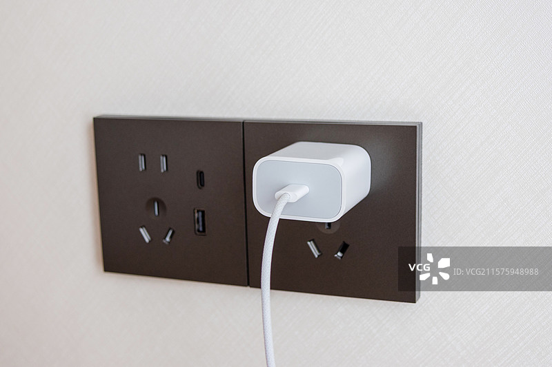 墙上的电源插座上的充电器图片素材