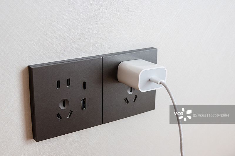 墙上的电源插座上的充电器图片素材