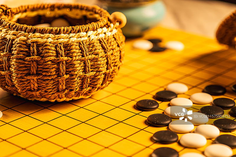 特写围棋棋盘上的围棋棋子图片素材