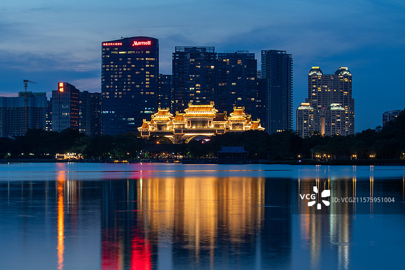 广东省佛山市顺德区：顺峰山公园牌坊夜景图片素材