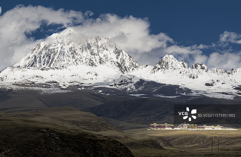 四川甘孜州雅拉雪山云雾缭绕高清大图图片素材