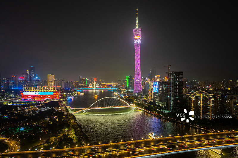 航拍夜晚亮灯的广州塔夜景和广州城市天际线风光夜景图片素材