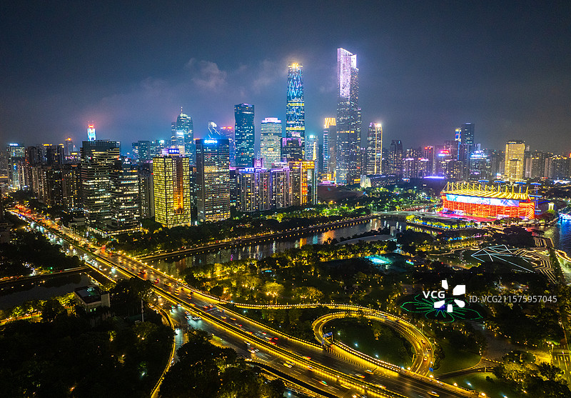 航拍鸟瞰夜晚的广州新城城市风光和天际线夜景图片素材