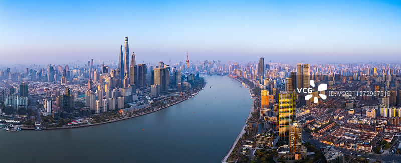 航拍上海黄浦江陆家嘴日出景观图片素材