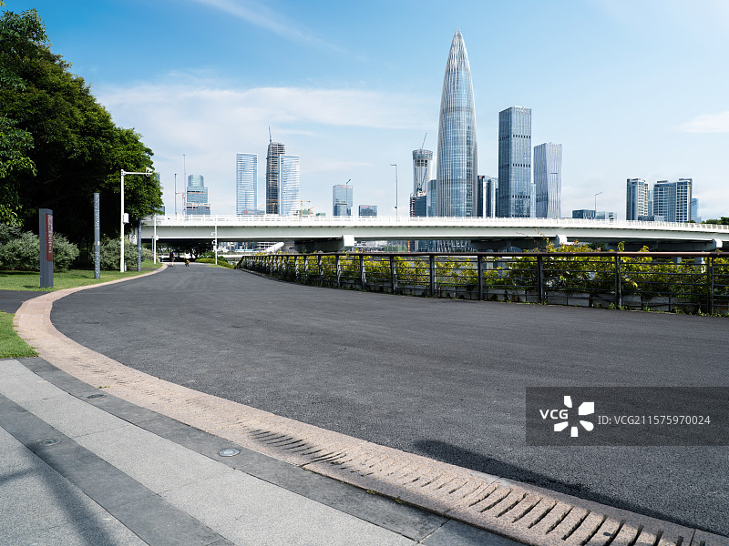 柏油路对深圳城市天际线图片素材
