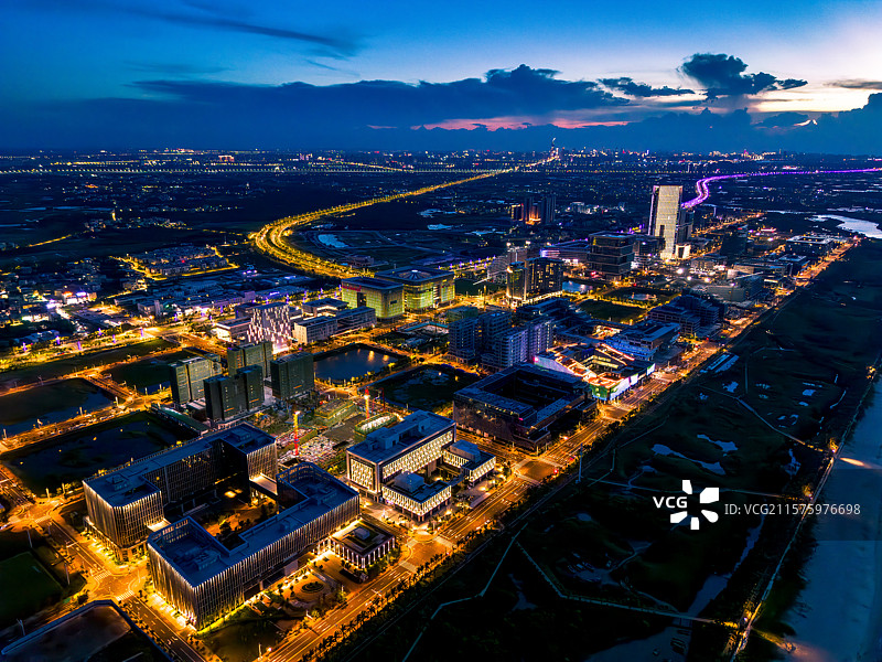 海口江东新区蓝调夜景图片素材