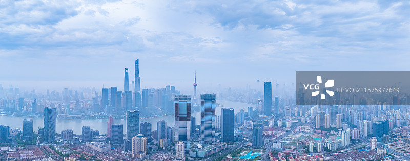 航拍上海北外滩雾景图片素材