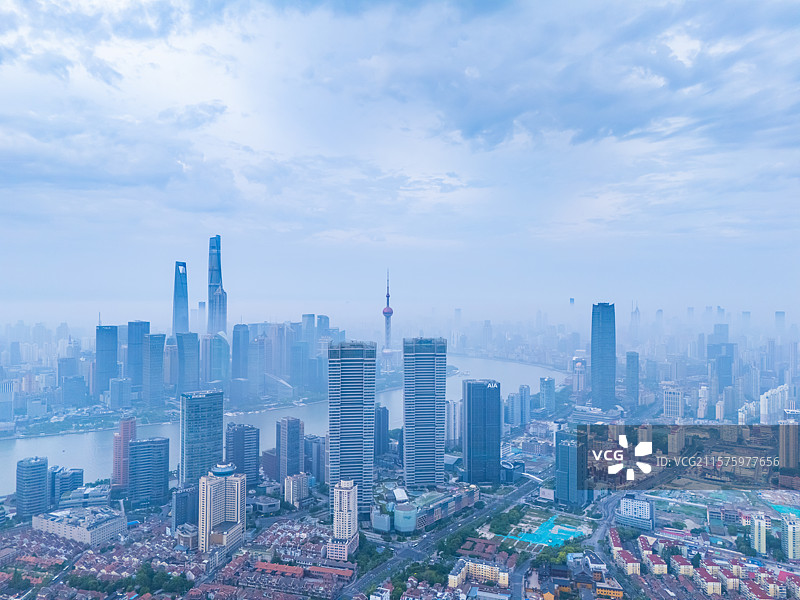 航拍上海北外滩雾景图片素材
