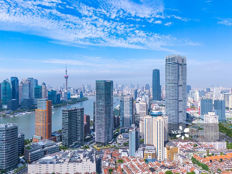 航拍上海北外滩和陆家嘴蓝天白云图片素材