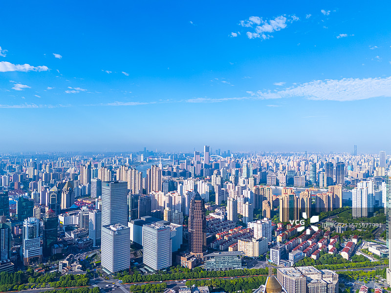 航拍上海浦东陆家嘴蓝天白云图片素材