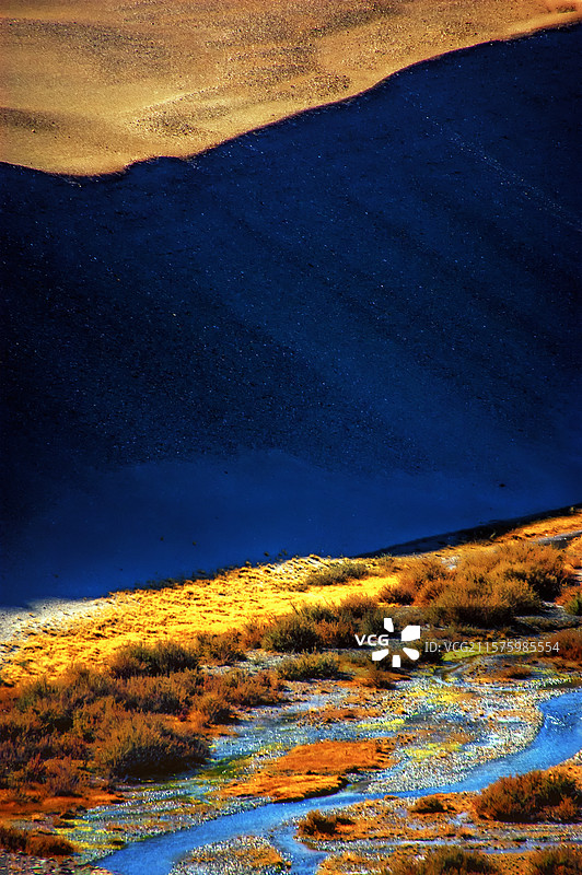 明暗分割线，勾勒荒原诗意图片素材