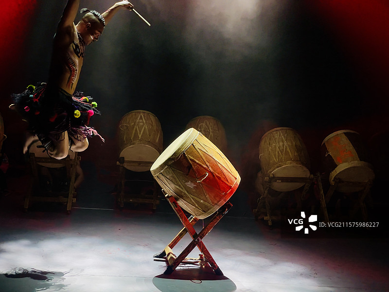 杨丽萍剧院正在表演的舞者图片素材