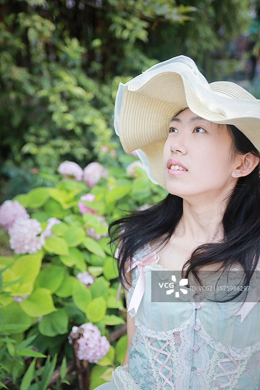 西安诗经里，初夏绣球花海中的洛丽塔少女浪漫写真图片素材
