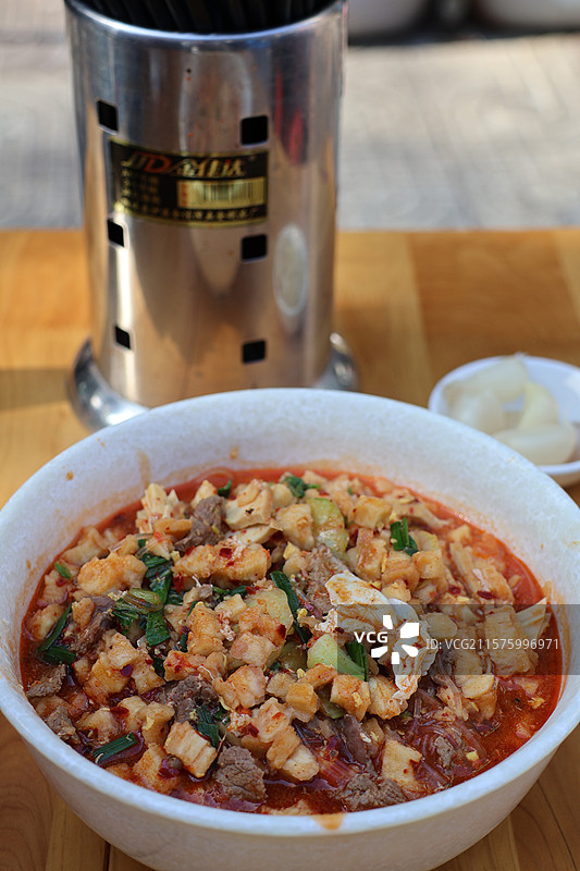 西安回民街的建娃小炒馍图片素材