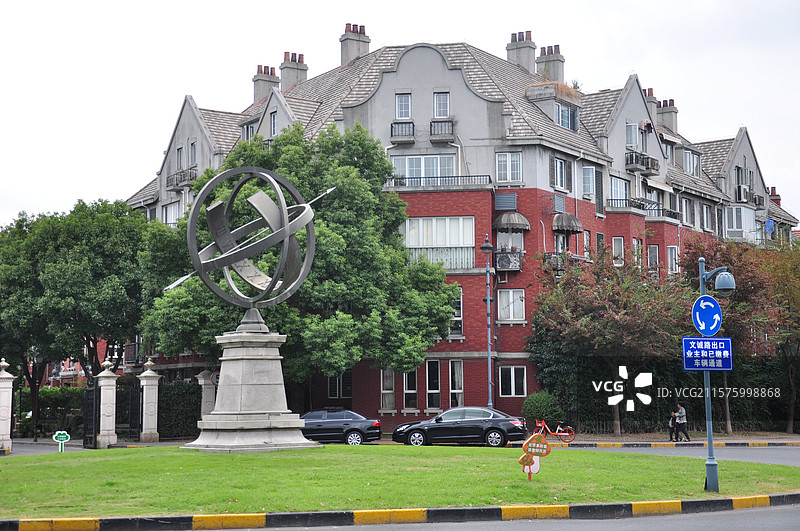 上海泰晤士小镇建筑的低角度视角图片素材