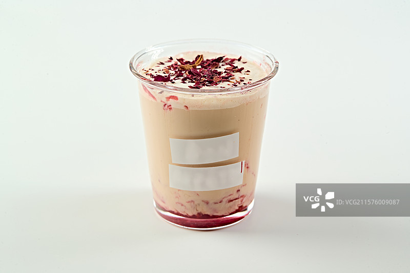 玫瑰花瓣生椰拿铁咖啡图片素材