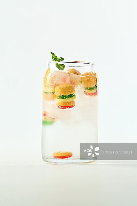 满是冰块清凉解暑的汉堡软糖雪碧汽水图片素材