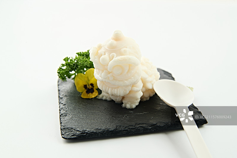 麒麟形态美食摇摇奶冻图片素材