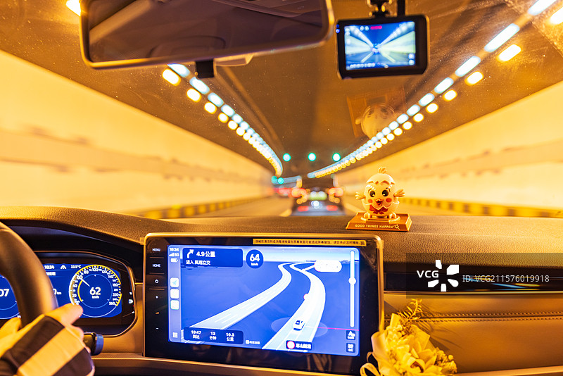 汽车里正在使用地图北斗卫星定位导航出发去旅行图片素材